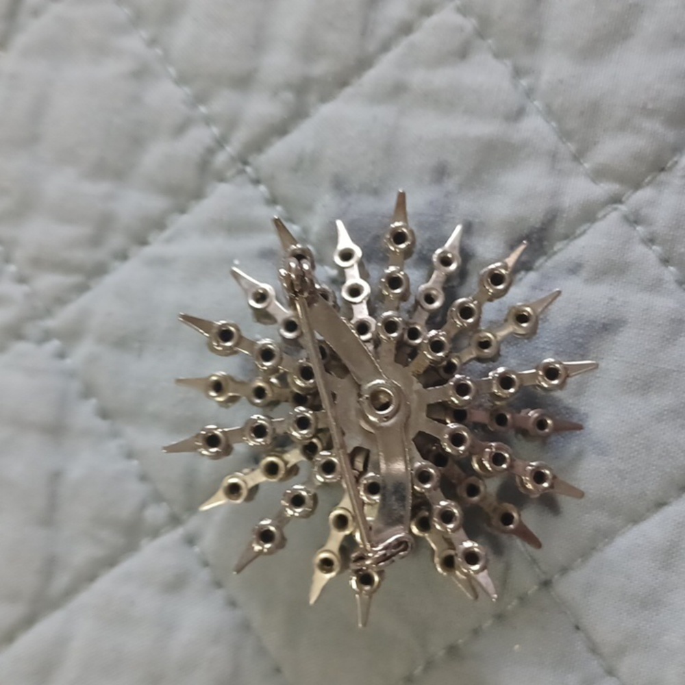 Rhinestone Starburst Brooch - Picture 4 of 5